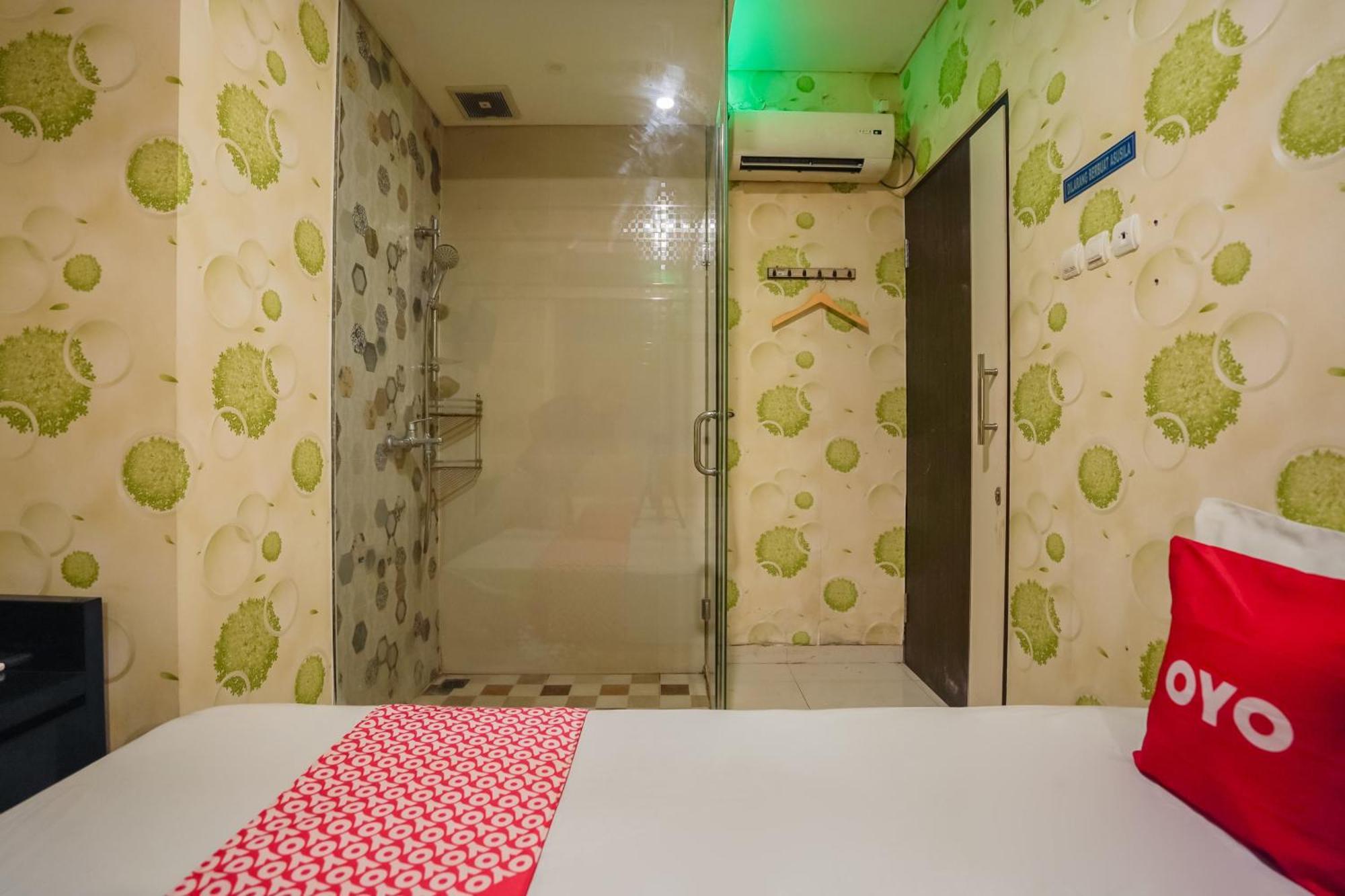 Super Oyo Capital O 92633 Spring Hotel Gubeng Surabaya Eksteriør billede