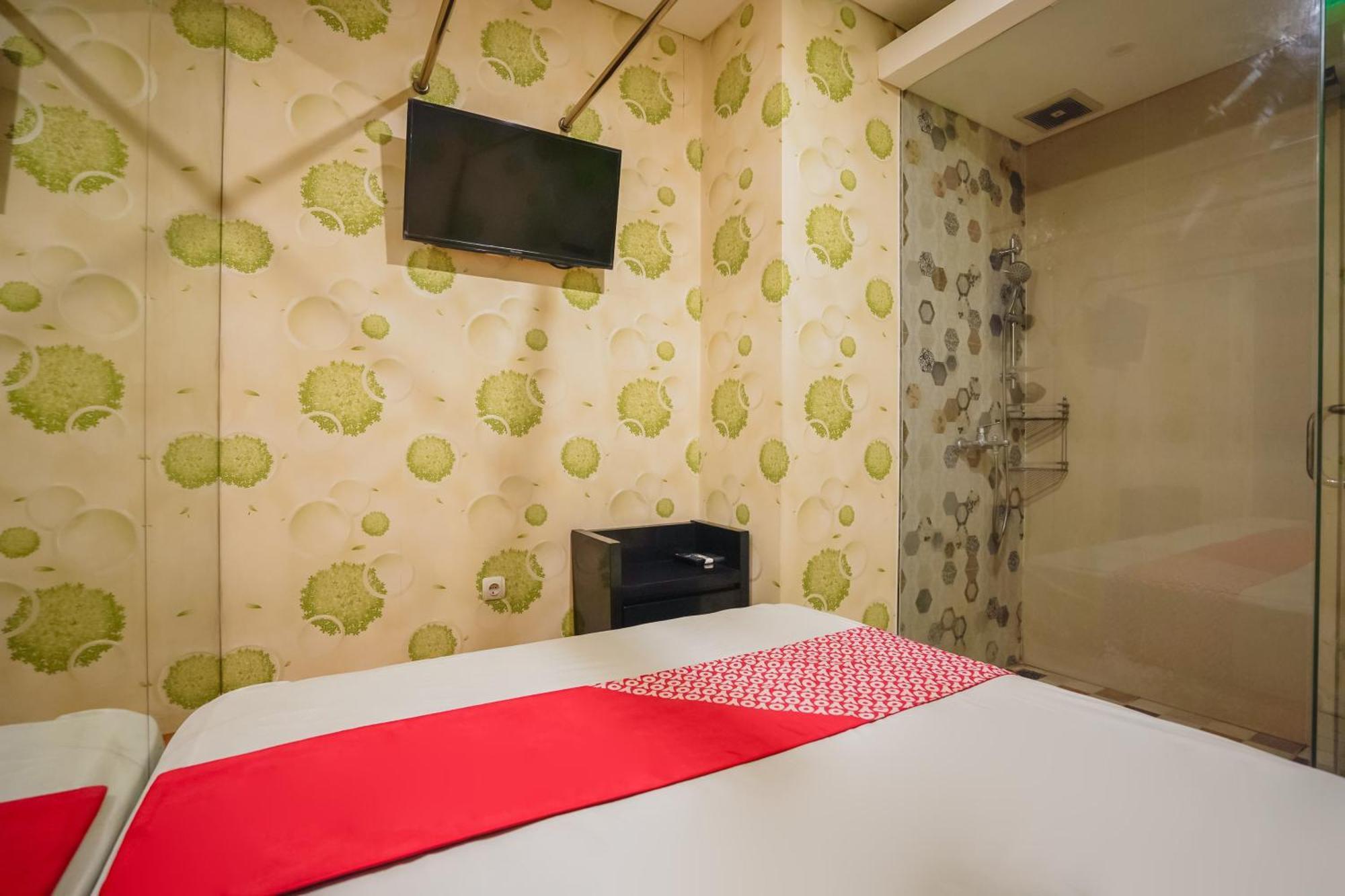 Super Oyo Capital O 92633 Spring Hotel Gubeng Surabaya Eksteriør billede